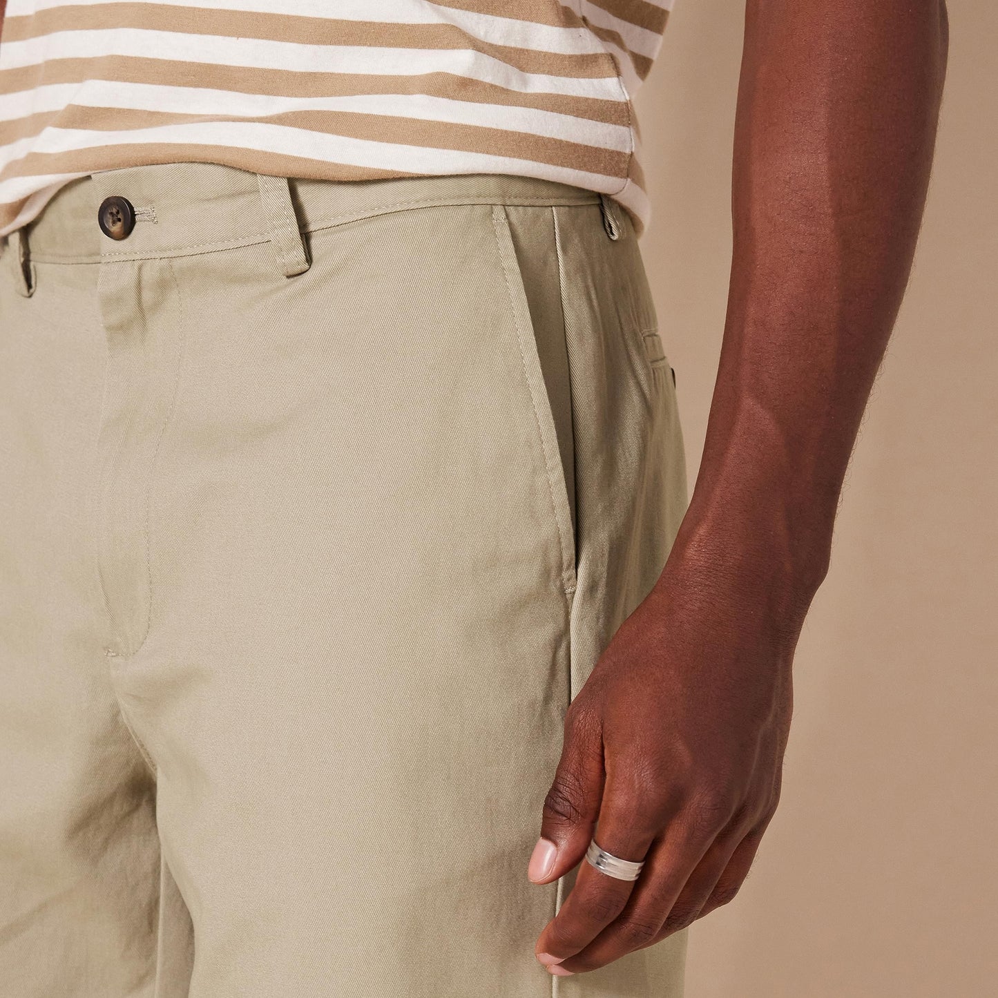 Amazon Essentials Men's Classic-Fit 7" Chino Shorts, Khaki, 34
