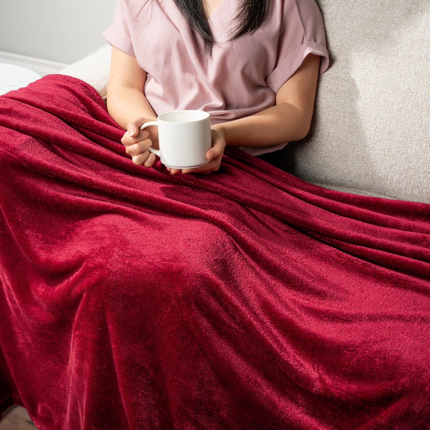 PAVILIA Wine Red Fleece Throw Blanket for Couch, Maroon Burgundy Soft Fuzzy Flannel Throw for Sofa, Luxury Plush Microfiber Bed Blanket, Cozy Home Decorative Velvet Gift Blanket, 50x60